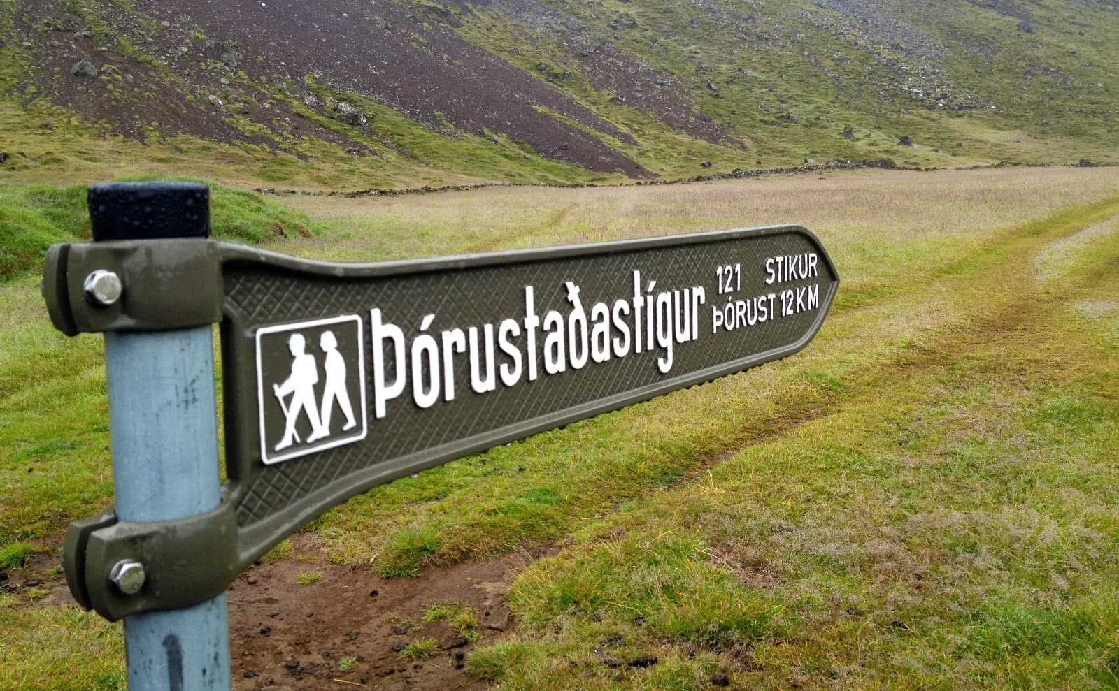 A sign pointing to Þórustaðastígur